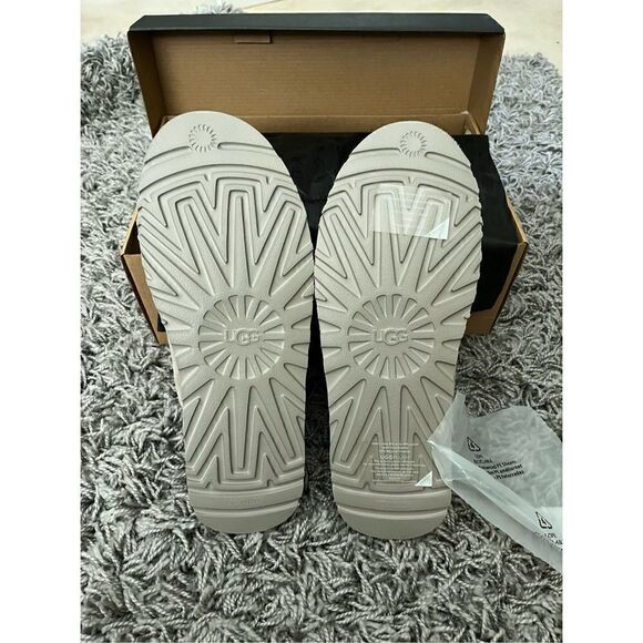 NIB Ugg Men's Classic Slip-On Shoe in Pumice Size 11 - Picture 4 of 7